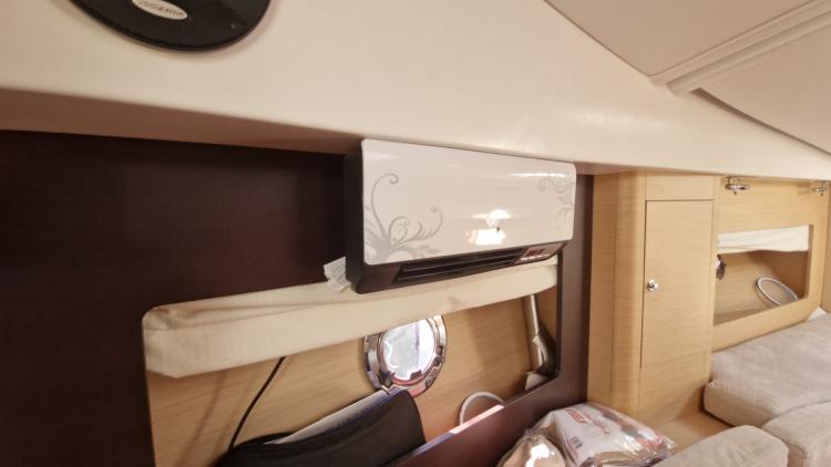 beneteau-monte-carlo-32-my-bateau-marseille-40-68f35b8a2b570321814438.jpg