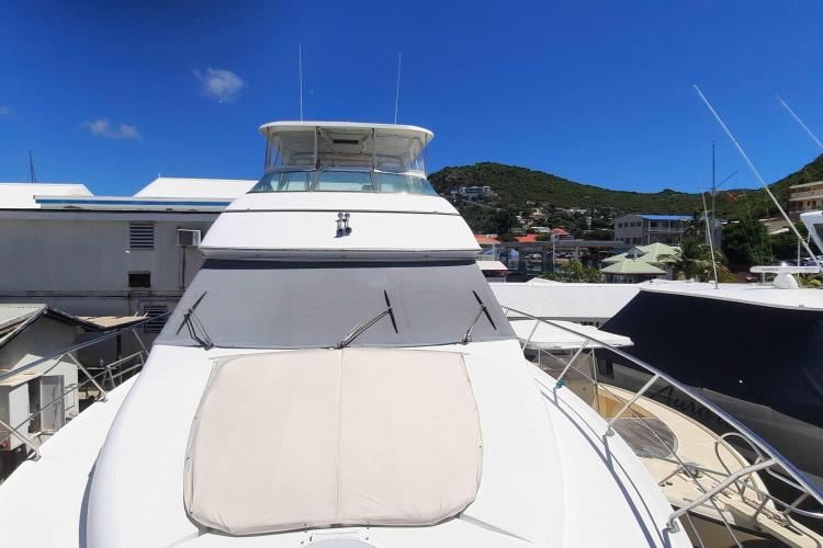 2000 Carver 530 Voyager Pilothouse yacht docked under clear blue sky.