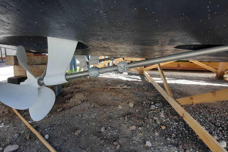 Propeller and shaft of 2000 Carver 530 Voyager Pilothouse on dry dock.