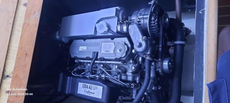 Custom KSENIA 149 engine, 2010 model, in a wooden compartment.