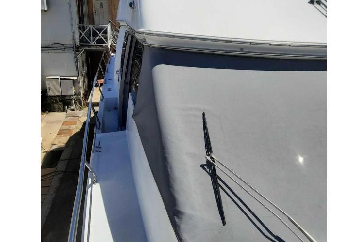 2000 Carver 530 Voyager Pilothouse yacht with covered deck and railing.