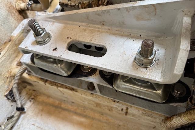 Engine mount of 2004 Etoile Marine Maxi Cat 24, featuring metal bolts and brackets.