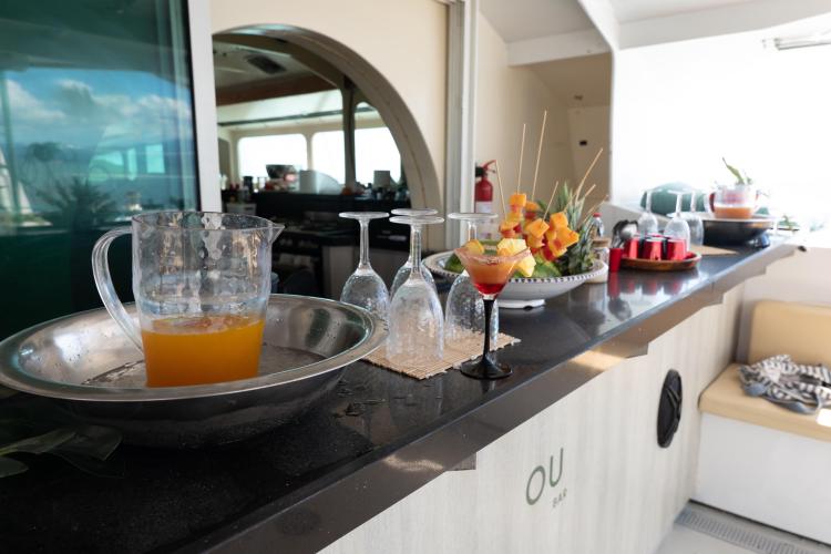 Bar counter on Etoile Marine NAUTILUS 360 yacht with drinks and fruit skewers, 2004 model.