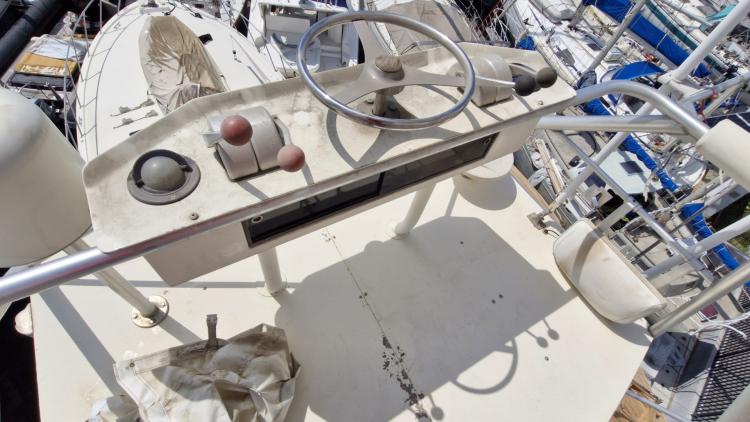 hatteras-60-my-bateau-marseille-63-6839c2f857bc3705109453.jpg