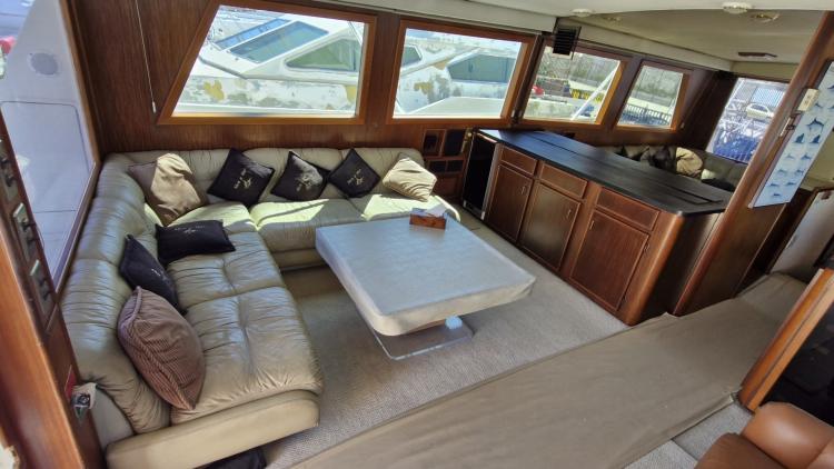 hatteras-60-my-bateau-marseille-70-6839c2f84cc42465181591.jpg