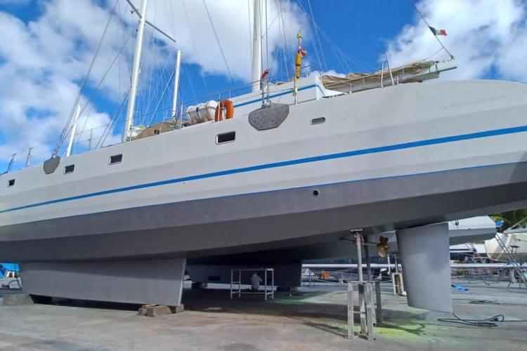 Etoile Marine NAUTILUS 360 yacht from 2004 on dry dock under a blue sky.