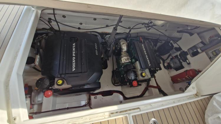 jeanneau-leader-33-my-bateau-marseille-2-68f4a5ff11c5c256570193.jpg
