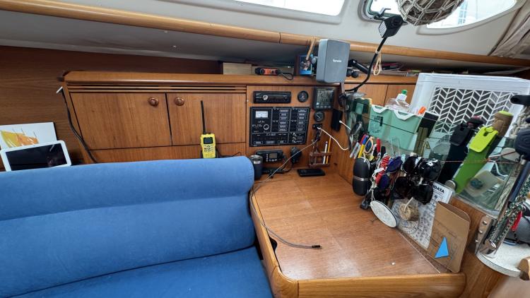 jeanneau-sun-odyssey-32-legende-my-bateau-port-camargue-23-681a057a25cdc139709902.jpg