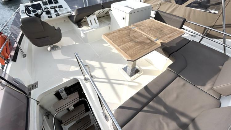 prestige-420-fly-my-bateau-12-67f543a2b6d07258035085.jpg
