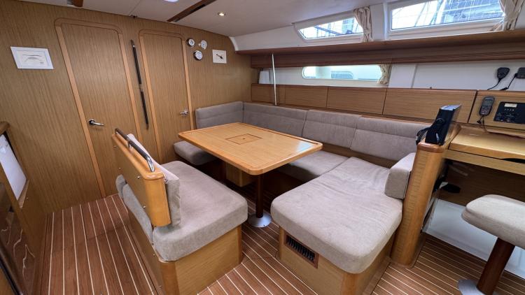 jeanneau-sun-odyssey-49i-port-camargue-my-bateau-14-681480755ee59841179450.jpg