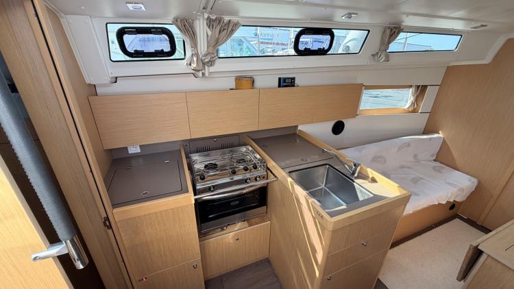beneteau-oceanis-38-1-performance-my-bateau-cap-d-agde-40-68ee5ff88b6fa276294232.jpg
