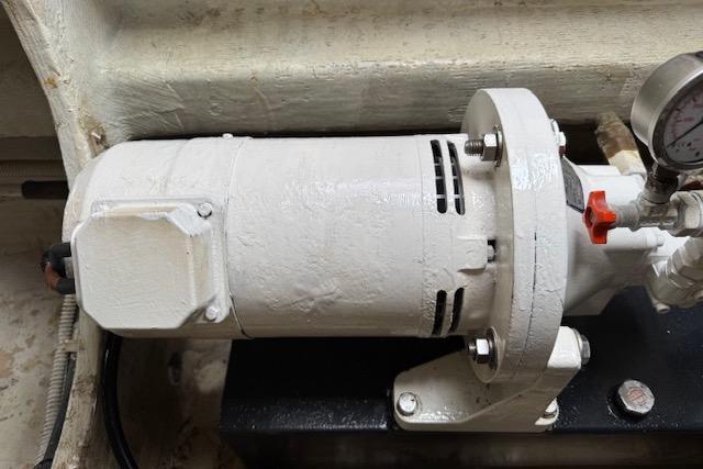 Engine component of 2004 Etoile Marine Maxi Cat 24, featuring a white cylindrical motor.